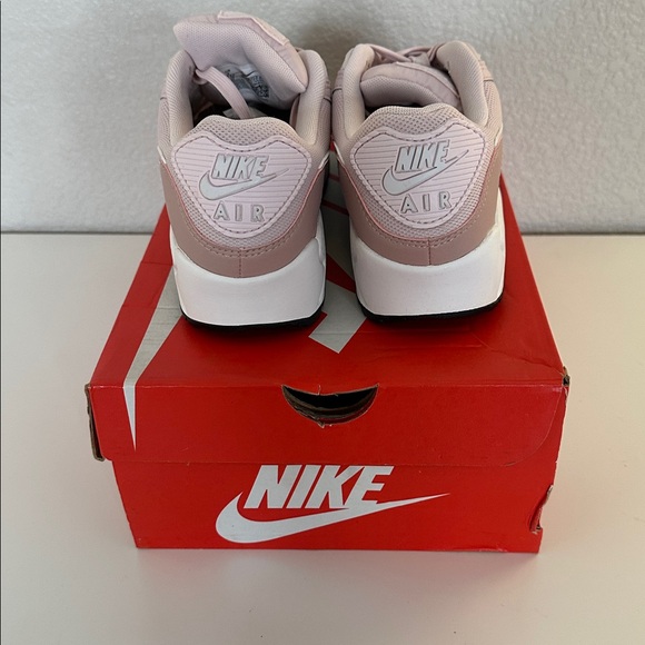 Nike Women's Air Max 90 Barely Rose Summit White Sneakers Size 7 New in Box! - Picture 4 of 8